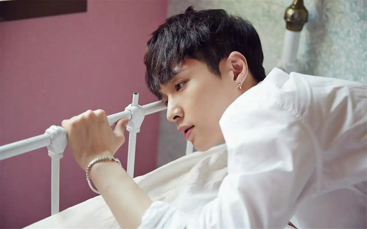 张艺兴白衬衫阳光帅气写真简约风电脑壁纸图片