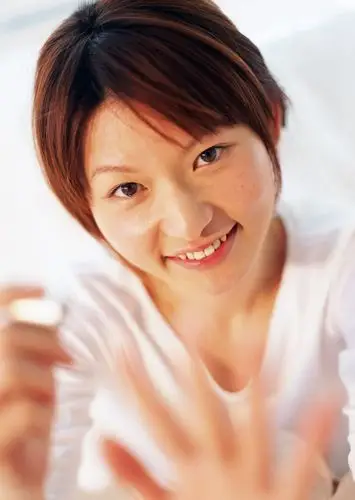 收藏 关键词:涂指甲油的美女图片下载,微笑美女,女性,女生,时尚美女