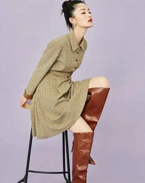 李沁太会拍照了,穿格子裙配中筒靴,坐凳子上尽展大长腿优势_西装_白色