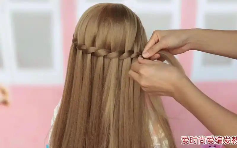 美女编发教程国庆长假游玩女儿长发这么编适合任何脸型