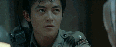 陈冠希穿睡衣拖鞋街头遛娃,不停给女儿拍照 / 比乐族