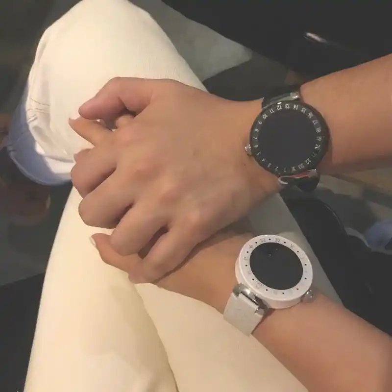 何雯娜正式公布新恋情,在13点14分晒出与一男子的牵手照