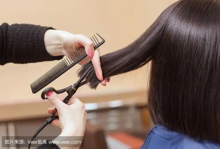 疫情结束后,许多人都跑去理发店剪头发. 瞧!