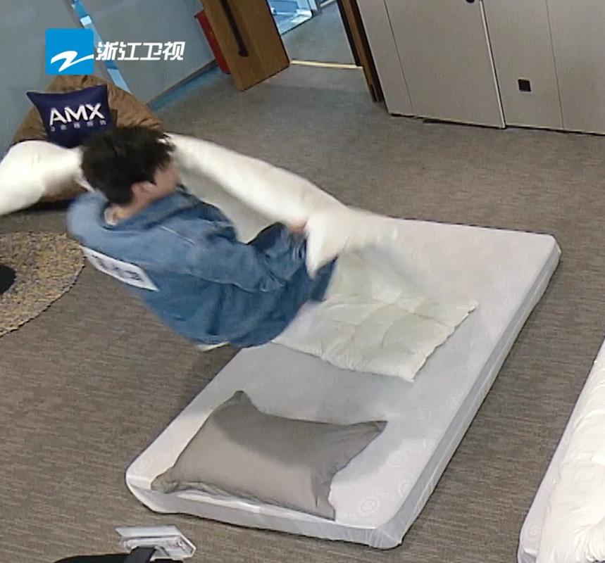 蔡徐坤节目中秒进被窝引热议被赞秒睡冠军