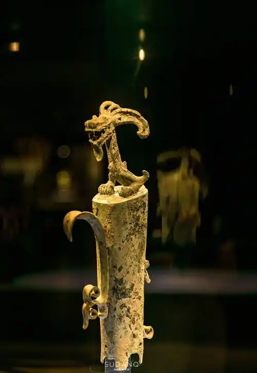 三星堆真的没有文字记载?千年石壁上刻有"燕三太",游客懵了