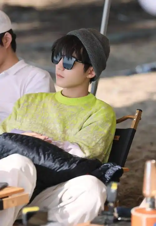 王俊凯和女经纪人的绯闻该适可而止了!经纪人和男朋友恋爱被拍!