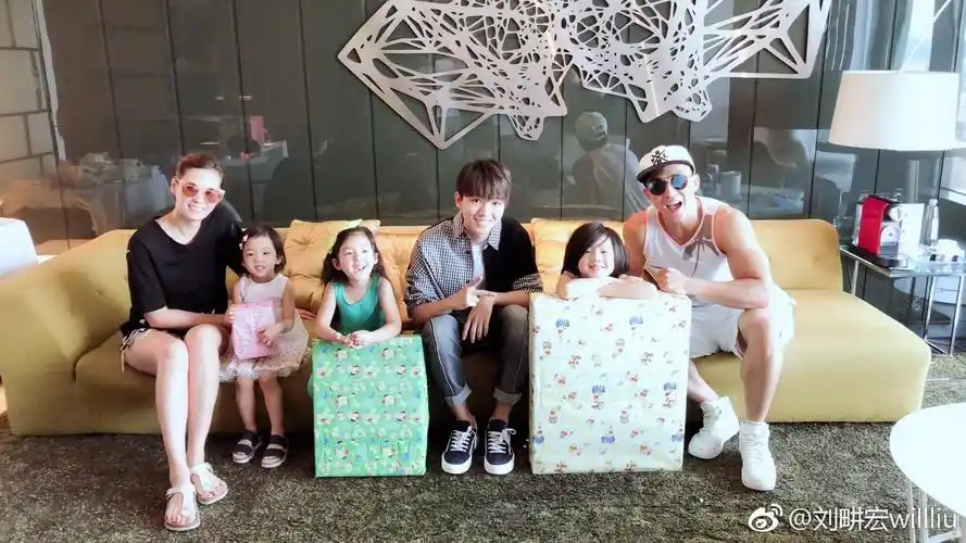 王俊凯和刘畊宏全家合照
