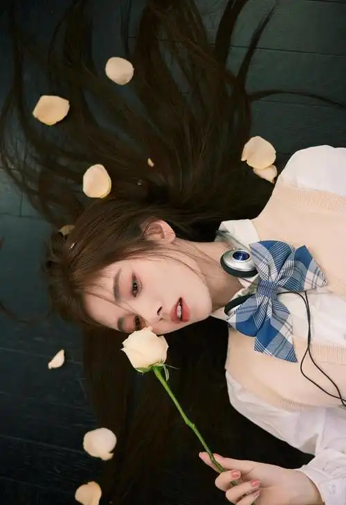 鞠婧祎校园风写真一身白色衬衫搭配蓝色格纹半裙清纯又少女