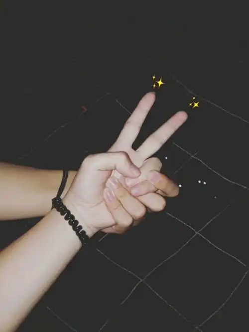 最新情侣手势拍照姿势赶紧get起来吧