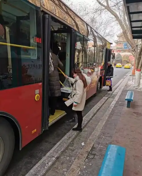 昨天,一小伙坐6路公交车在中卫朝阳百货下车后,没想到发生了这事.