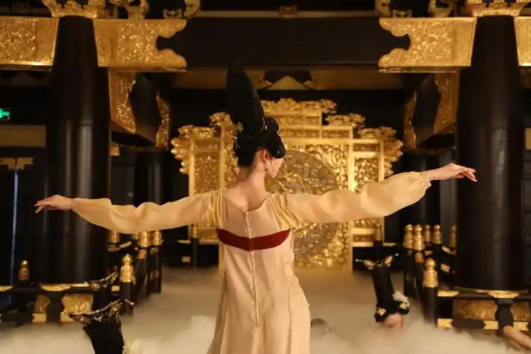 【全媒体】仲夏端午 看宫廷丽人如何碰撞唐小妹