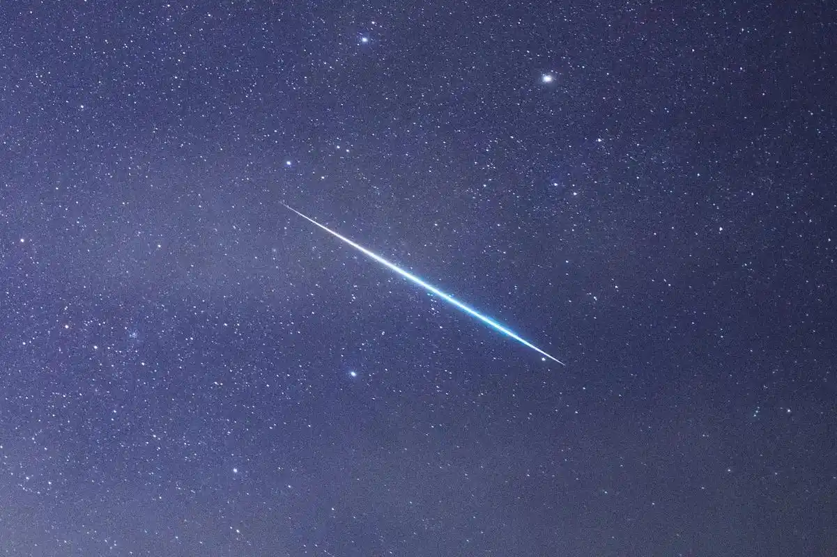 追到流星了,看来我得坚持是值得的  #星空延时摄影 #图文伙 - 抖音