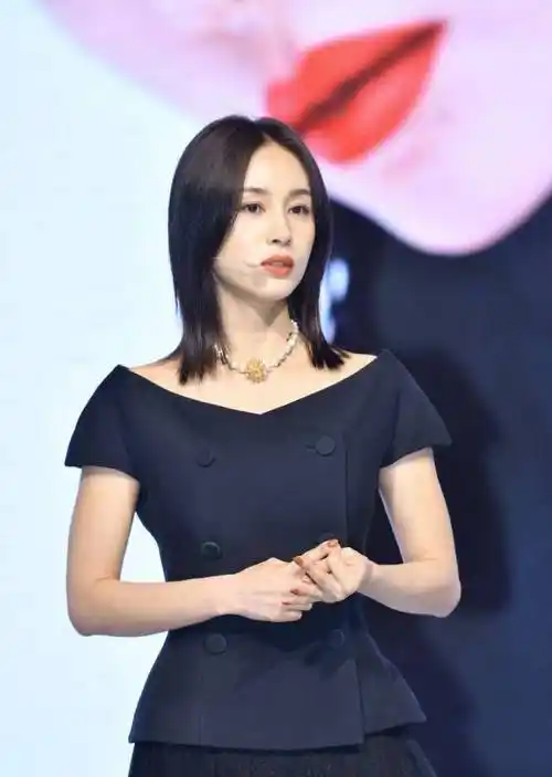 王子文现身活动,穿一身黑衣却暴露矮个子弱点,网友:该学会避雷_黑色