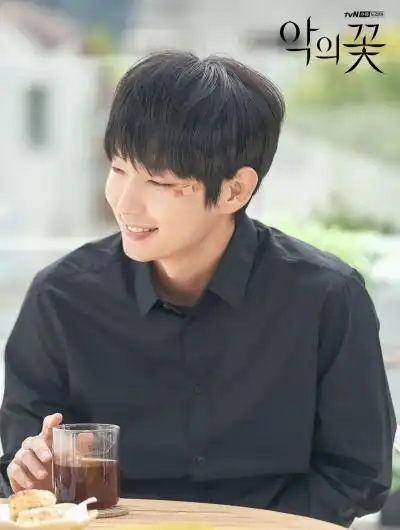 李准基《恶之花》剧照图片