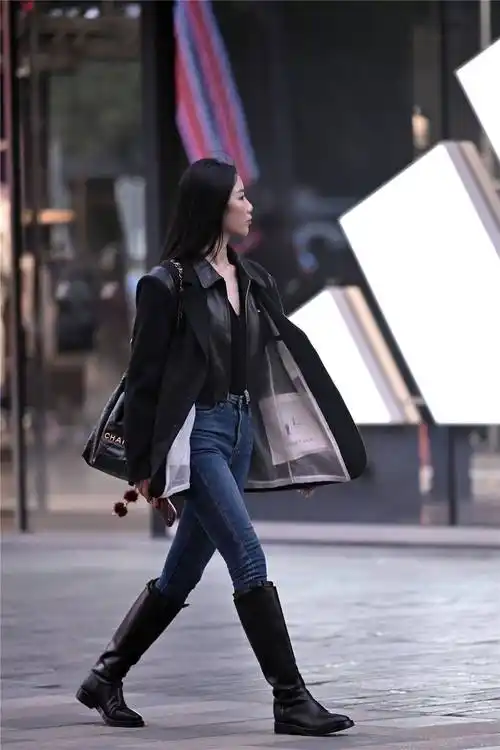 紧身牛仔裤搭配长靴,秋冬季节双层的保暖效果,小腿肯定不会冷
