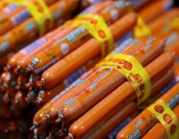 当我们走进超市时,常常会看到火腿肠摆放在货架上,其中有的被装在塑料