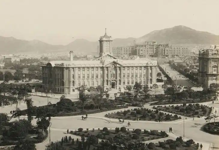 图中的大楼为民国时的大连市政府.