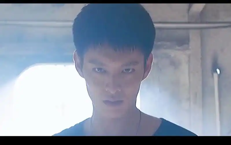 他在逆光中告白特种兵出身的厉腾画面不够肌肉来凑