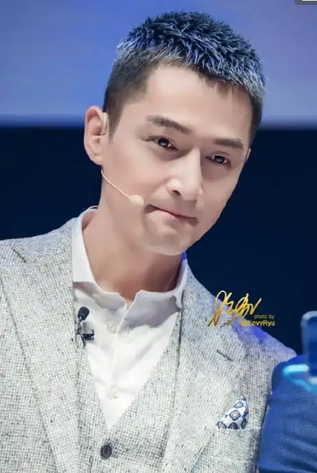 胡歌又出来了,这次是寸头加奶奶灰加灰色西装