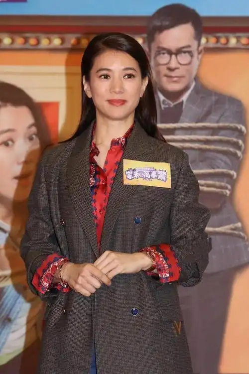 袁咏仪出席活动穿居家服不说,从来不穿高跟鞋!