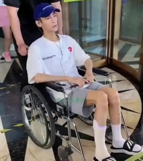 王俊凯这小伙子,骨架天生就比女生大一些,他身高快一米八了,但体重却