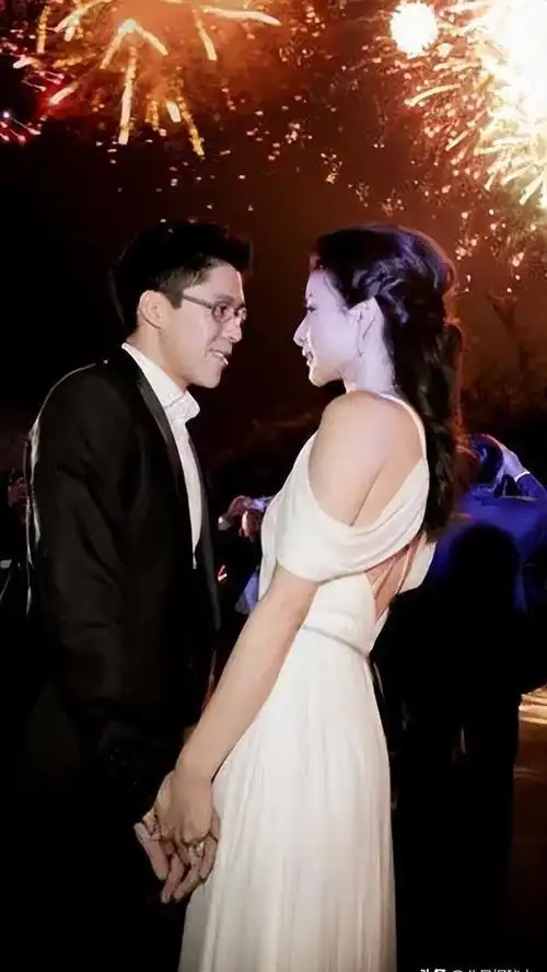 当初,他们二人的婚礼总共举办了有三场之多,每场的花费都在百万以上