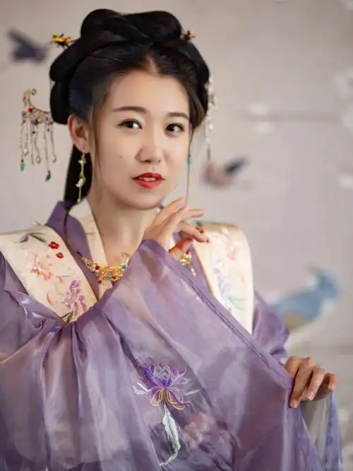 虞小姐古装摄影拍的,化妆