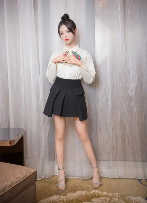 难怪杨超越这么火,娃娃领连衣裙配白色长筒袜,妥妥的漫画女主