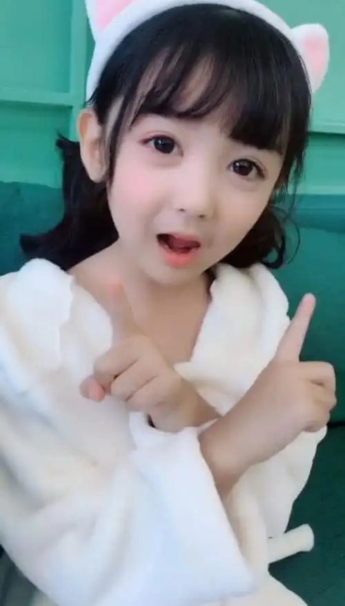 小女孩因高级脸走红天使吻过的脸蛋网友又一个网红诞生