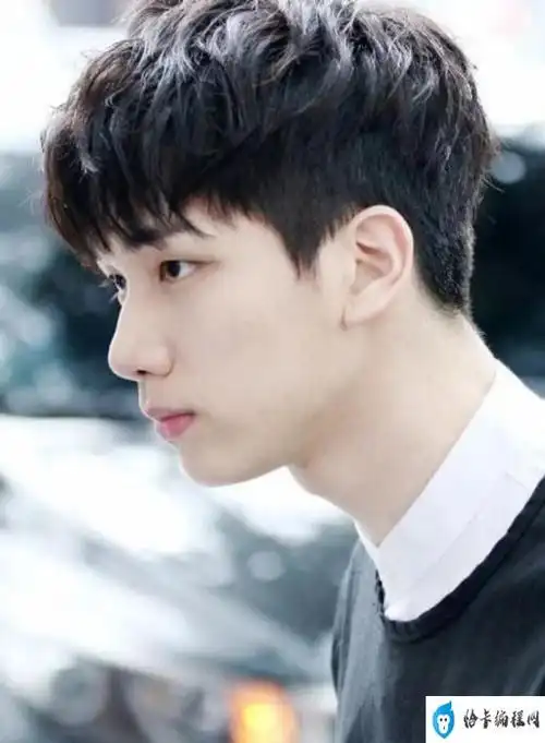 韩剧韩国欧巴都在烫的纹理烫,是运用烫卷的效果营造蓬松感,同时造就