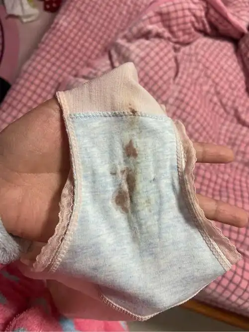 今天早上去医院抽血b超,傍晚回家上厕所发现内裤上有血,好紧张,咨询了