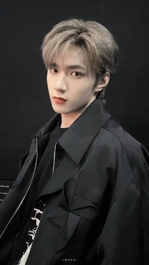 #刘耀文黑色外套随拍#