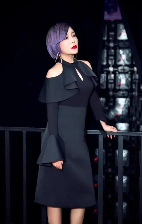 崔子格获年度亚洲最佳女歌手一袭黑裙亮相红毯美丽冻人02