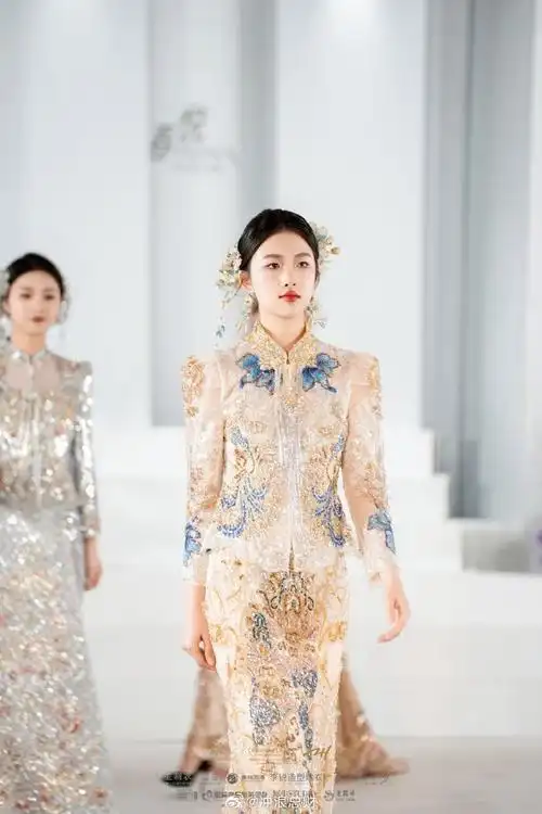 情侣逛商场被男友惊喜求婚感动落泪