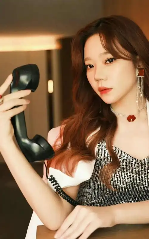 张紫宁高清魅力写真肤白貌美