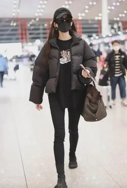 被古力娜扎机场街拍惊艳到了简约黑酷装舒适时尚又好看