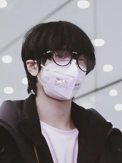 严浩翔什么时候再戴一次黑框眼镜