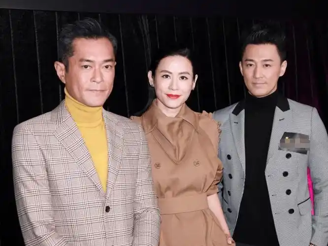 古天乐现身妈妈聚会,被一众阔太围绕合影,面部饱满似整容_古仔_儿子