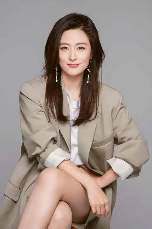 徐百慧此次造型突破以往温柔形象,冷艳高贵气质在网络上引发强烈讨论