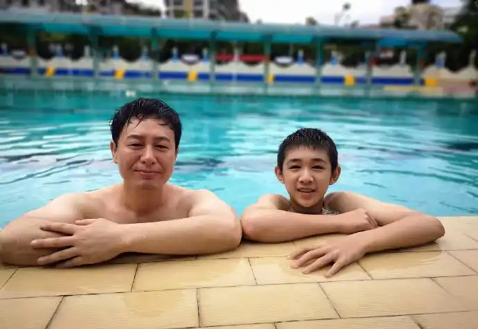 张颂文晒照庆《隐秘的角落》开播两周年 看荣梓杉满眼慈爱_凤凰网娱乐