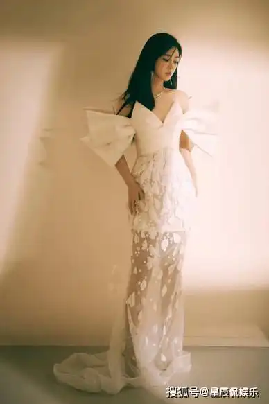 杨紫白抹胸裙大秀婀娜曲线如何征服众人?_时尚_写真_魅力