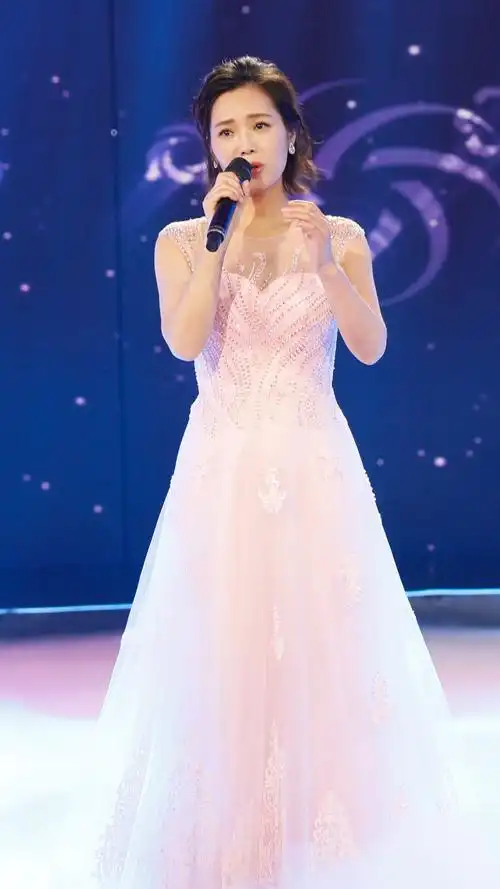 云朵:和师父刀郎情同父女,心系家乡四川,35岁未婚惹人疼