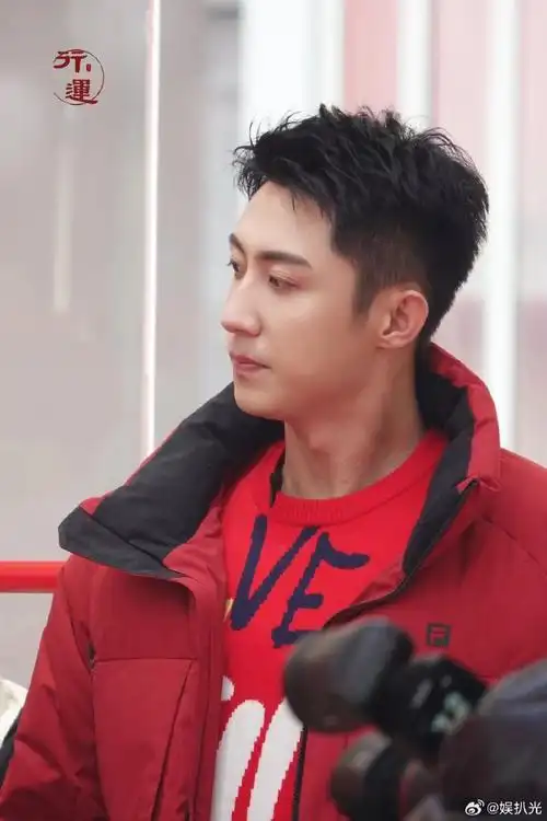 黄景瑜最新直播活动状态真是不要太好,一身#fila龘龘龙#套装透出的是