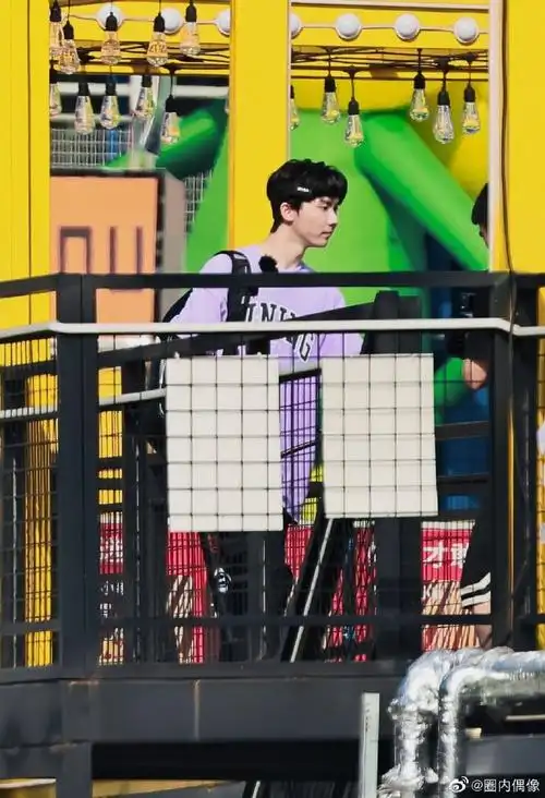 马嘉祺穿应援色t恤