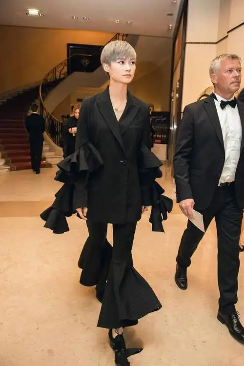 李宇春美而不自知,穿上"恨天高"与黑丝袜,"春哥"照样很撩人