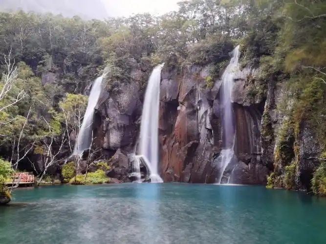 还好选择了北坡,看到了长白山瀑布,还有号称小九寨的"绿渊潭".