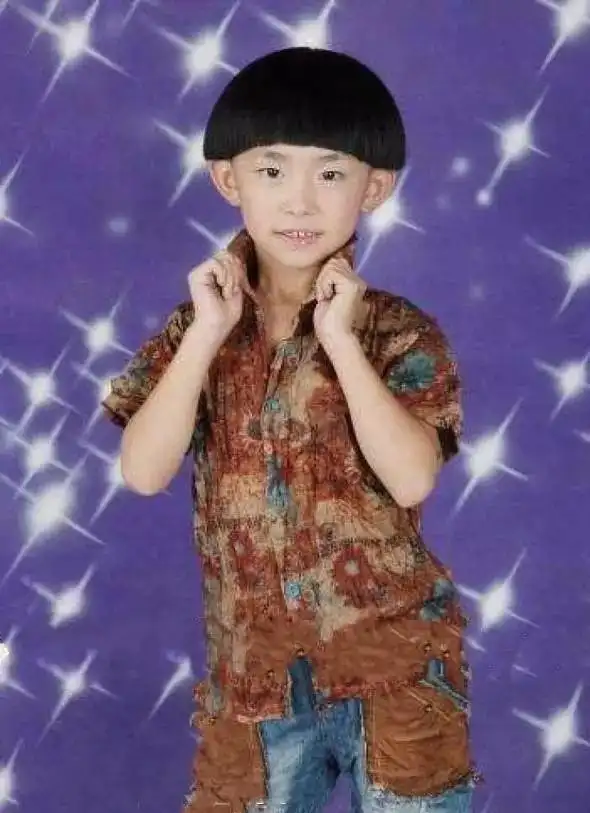 万万没想到,易烊千玺小时候就自带镜头感!这也太萌了