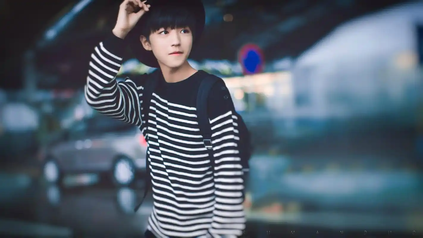 tfboys王俊凯帅气机场街拍图片桌面壁纸