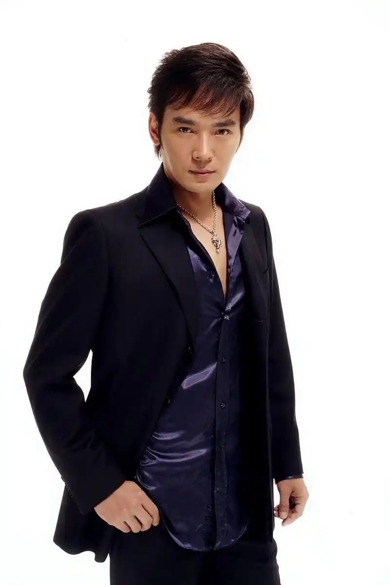 1998年,焦恩俊怕赔偿1000万的违约金,只好硬着头皮跟