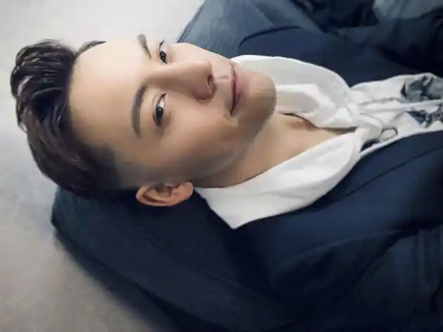 陈伟霆晒自拍角度新奇 白衬衫黑西装变禁欲男神